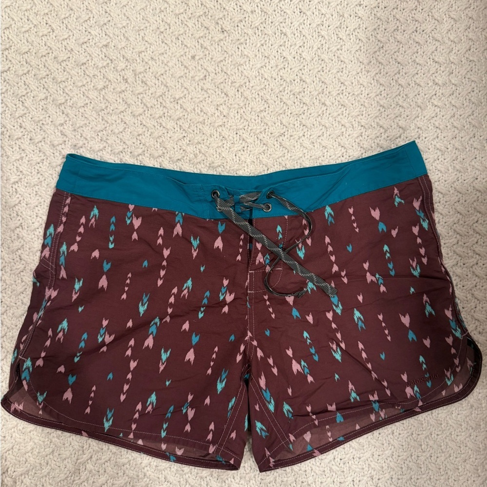 Patagonia Women’s size 12 Maroon and Teal Patterned Shorts